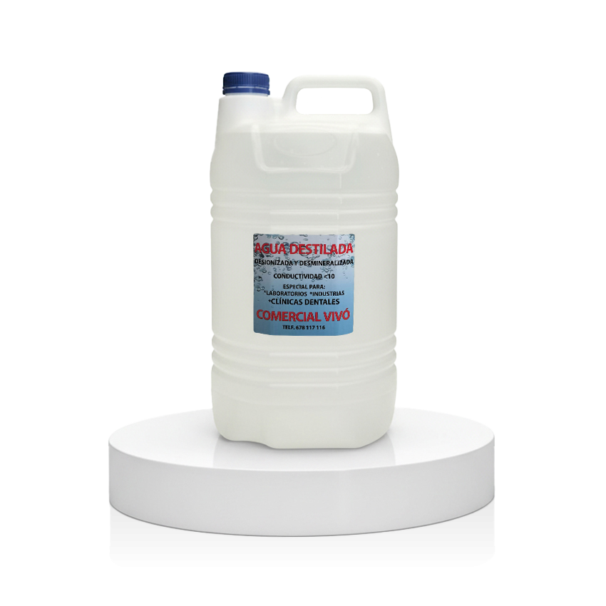 Garrafa de agua Destilada apoyada en un pedestal