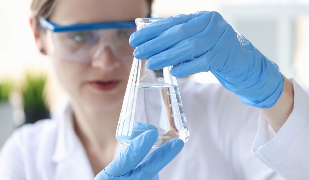 Mujer sujetando material de laboratorio