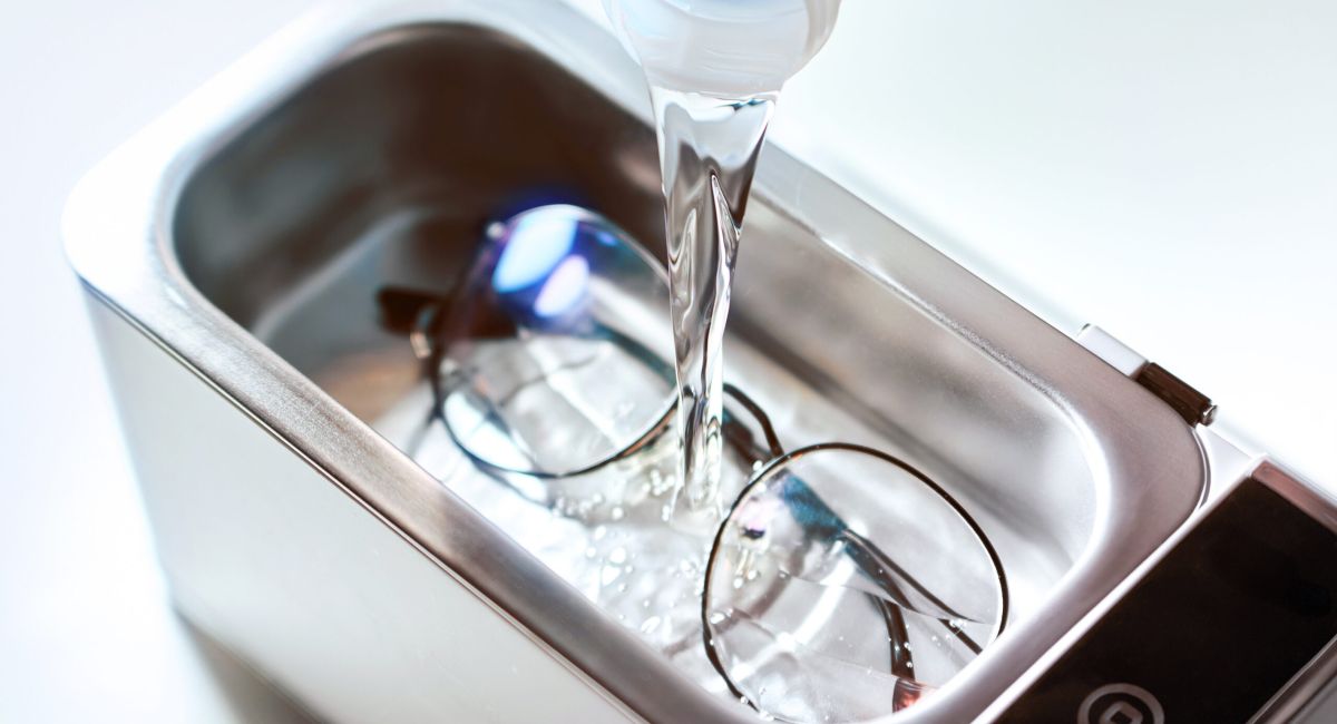 Agua destilada limpiando unas gafas 