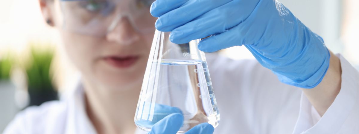 mujer mirando material de laboratorio
