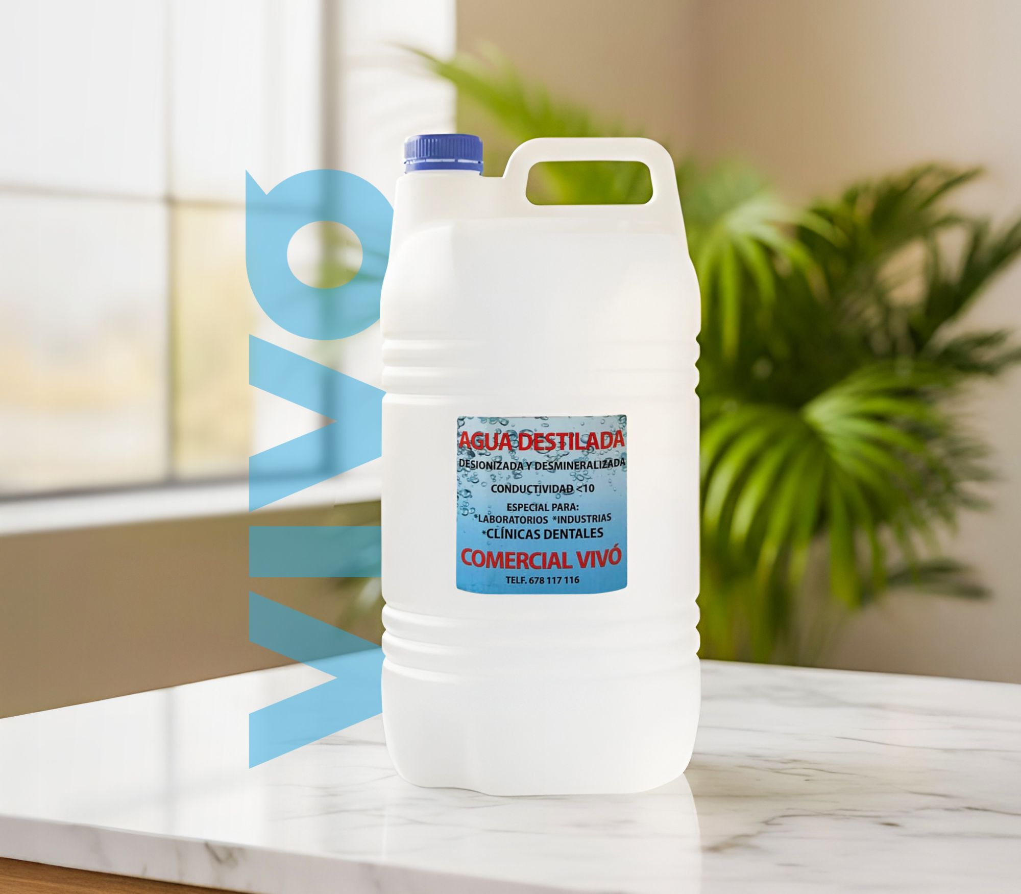 Foto de garrafa de agua destilada Comercial Vivó sobre una encimera