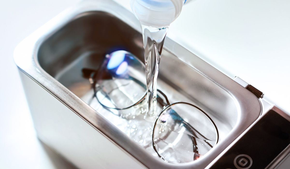 recipiente con gafas que se le vierte agua destilada