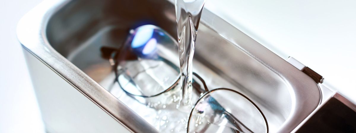 Agua destilada limpiando unas gafas