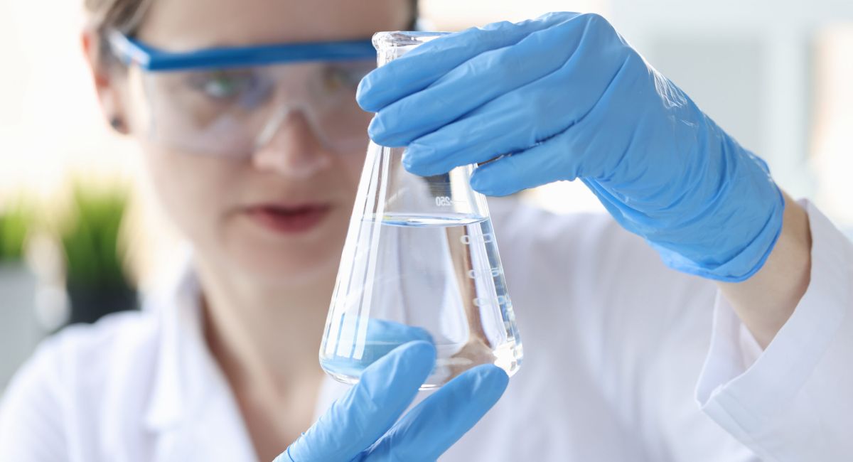 mujer mirando material de laboratorio