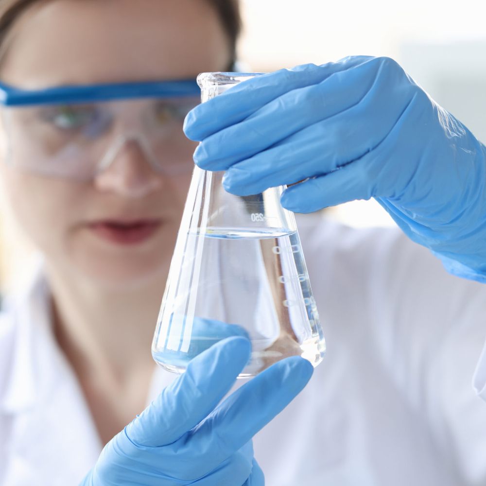Mujer sujetando material de laboratorio