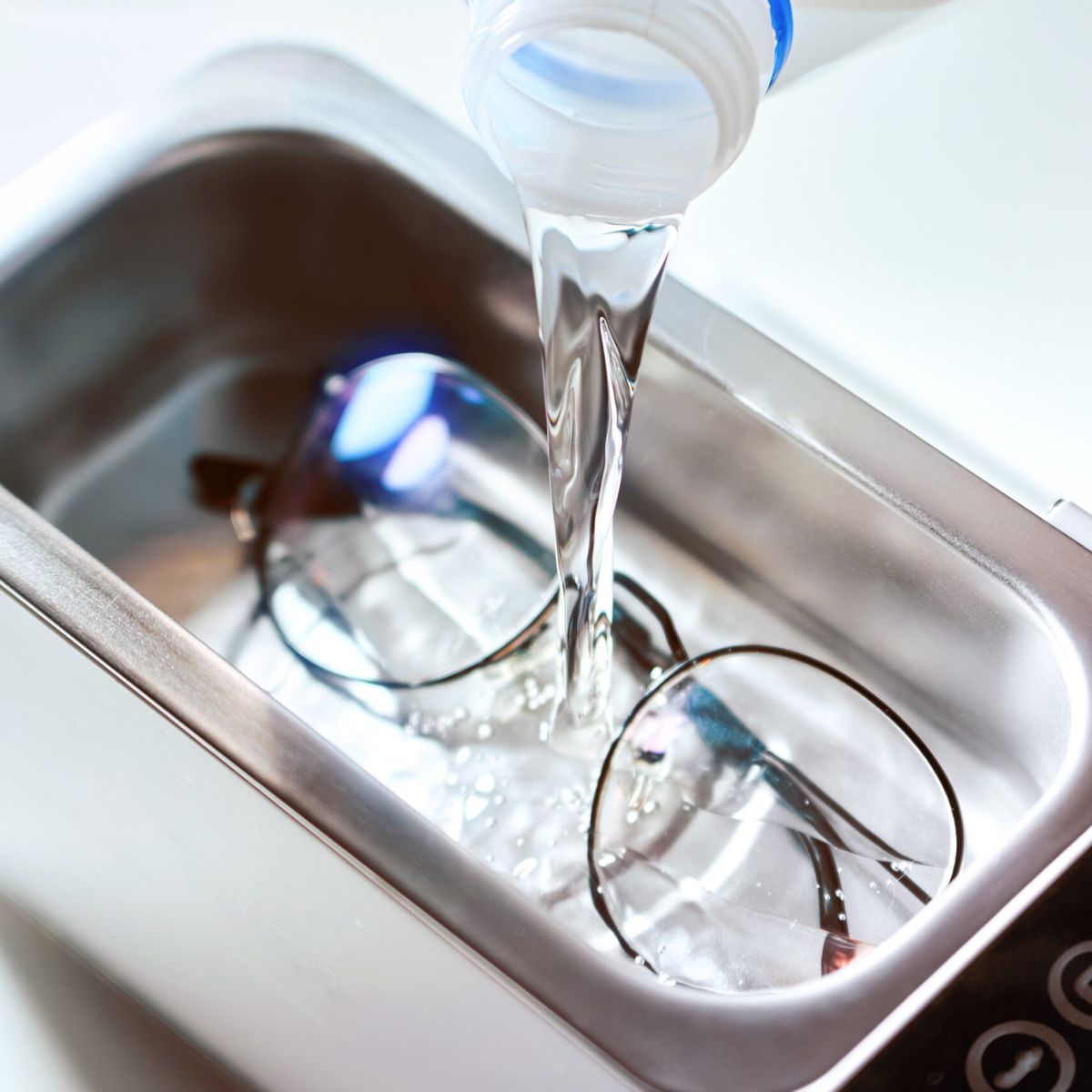 Agua destilada limpiando unas gafas 